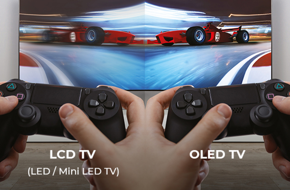 왼쪽 사람이 플레이하는 게임이 나오는 왼쪽의 LCD TV는 주황 스포츠카의 색감이 조금 흐리게 나오는 반면, 오른쪽의 OLED TV에서 게임을 플레이 하는 장면은 스포츠카의 색감과 움직임이 선명하게 나온다.