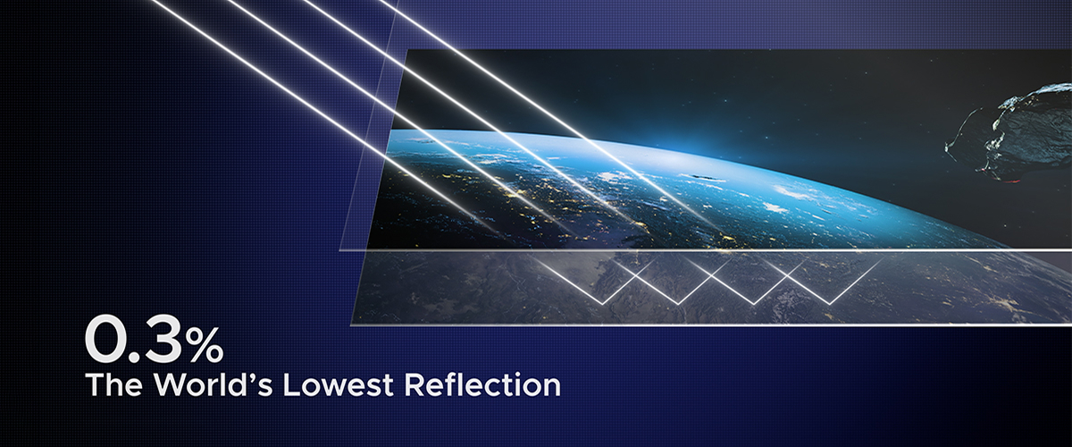 The principle of ultra-low reflection technology where external light is scattered or absorbed rather than reflected, along with 'The World's Lowest Reflection 0.3%' text.